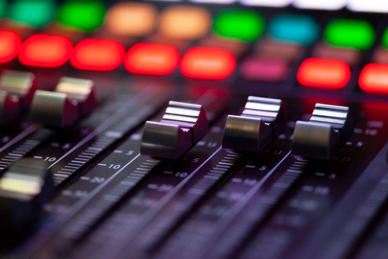 Volume control of the soundboard in white light